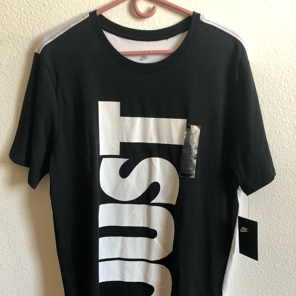 NWT NIKE Men’s Tee